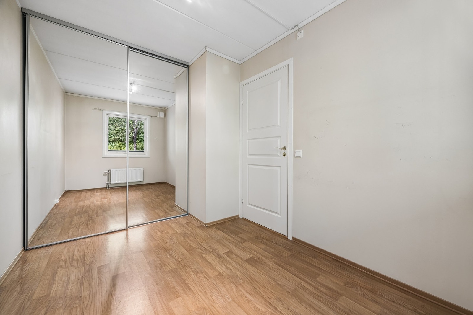 Stor skyvedørsgarderobe Galleribilde