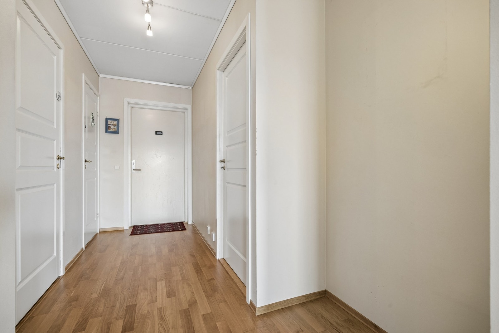 Romslig og oversiktlig gang Galleribilde