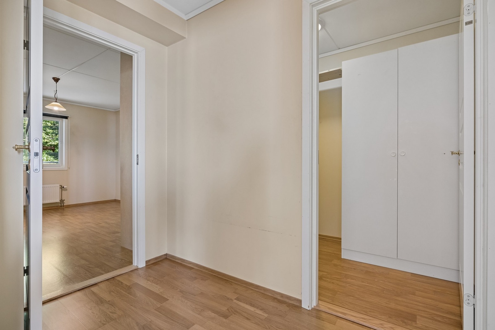 Gangen fra stuen gir enkel tilgang til to soverom og en innvendig bod Galleribilde