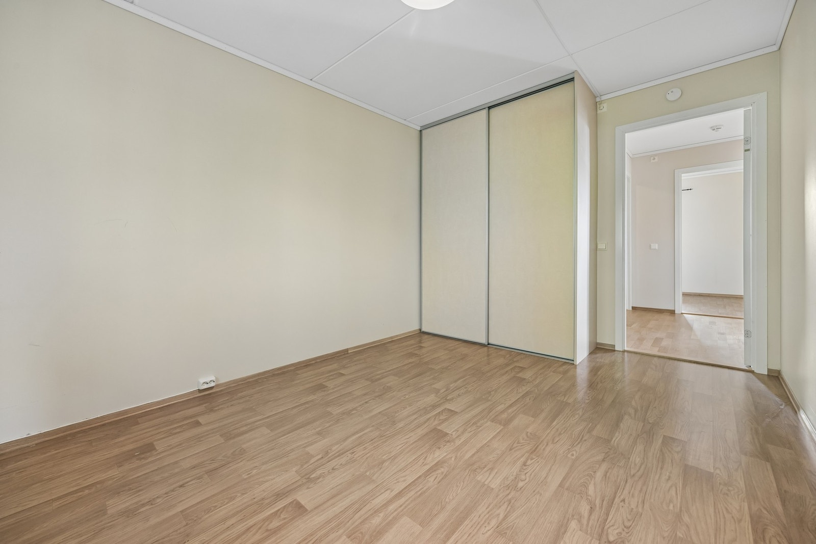 Romslig hovedsoverom på 13,5kvm med skyvedørsgarderobe. Sov 2 Galleribilde