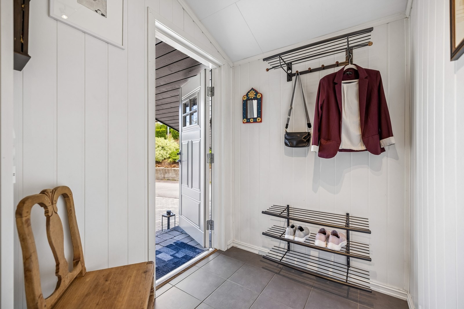 Vindfang med plass til yttertøy og sko. Flislagt gulv med varmekabler. Galleribilde