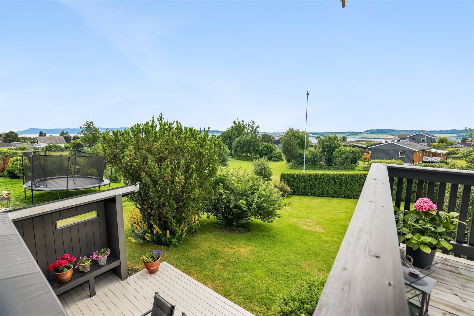 Fra boligen er det utsikt over nærområdet og mot Mjøsa. Galleribilde