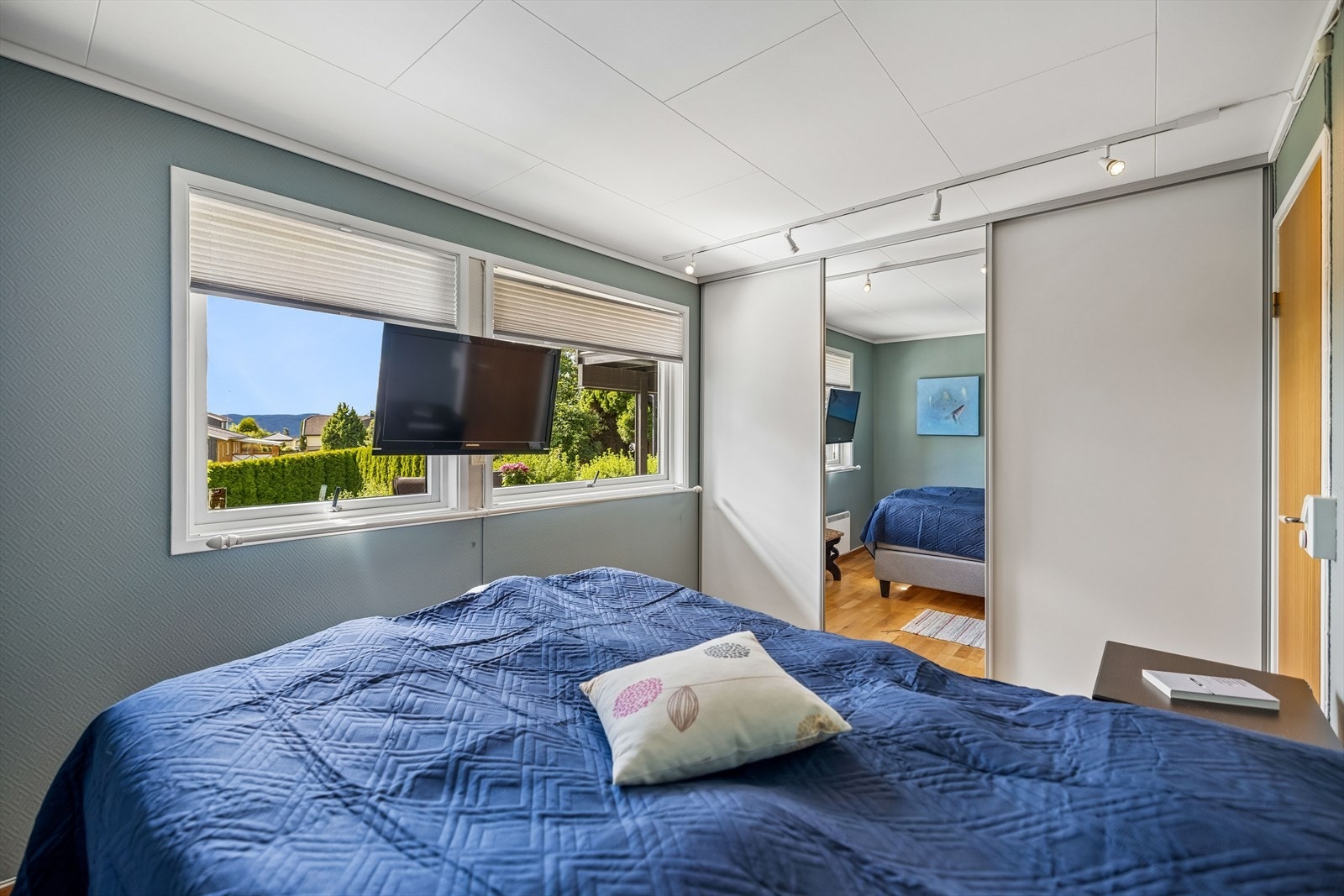 Dette soverommet har god plass til dobbeltseng og skyvedørsgarderobe. Galleribilde