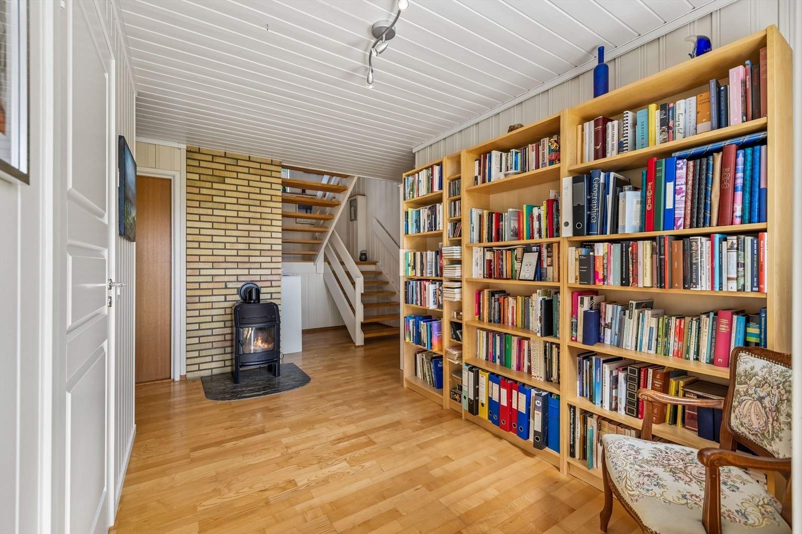 Dette rommet i sokkeletasjen gir fleksible bruksmuligheter, for eksempel som bibliotek eller TV-stue. Galleribilde