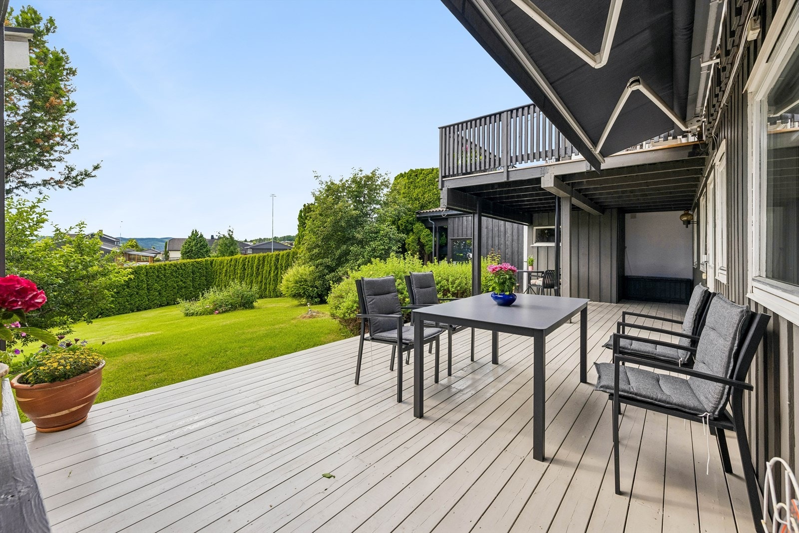 Stor terrengplatting på 38 m² med direkte utgang til hagen. Galleribilde