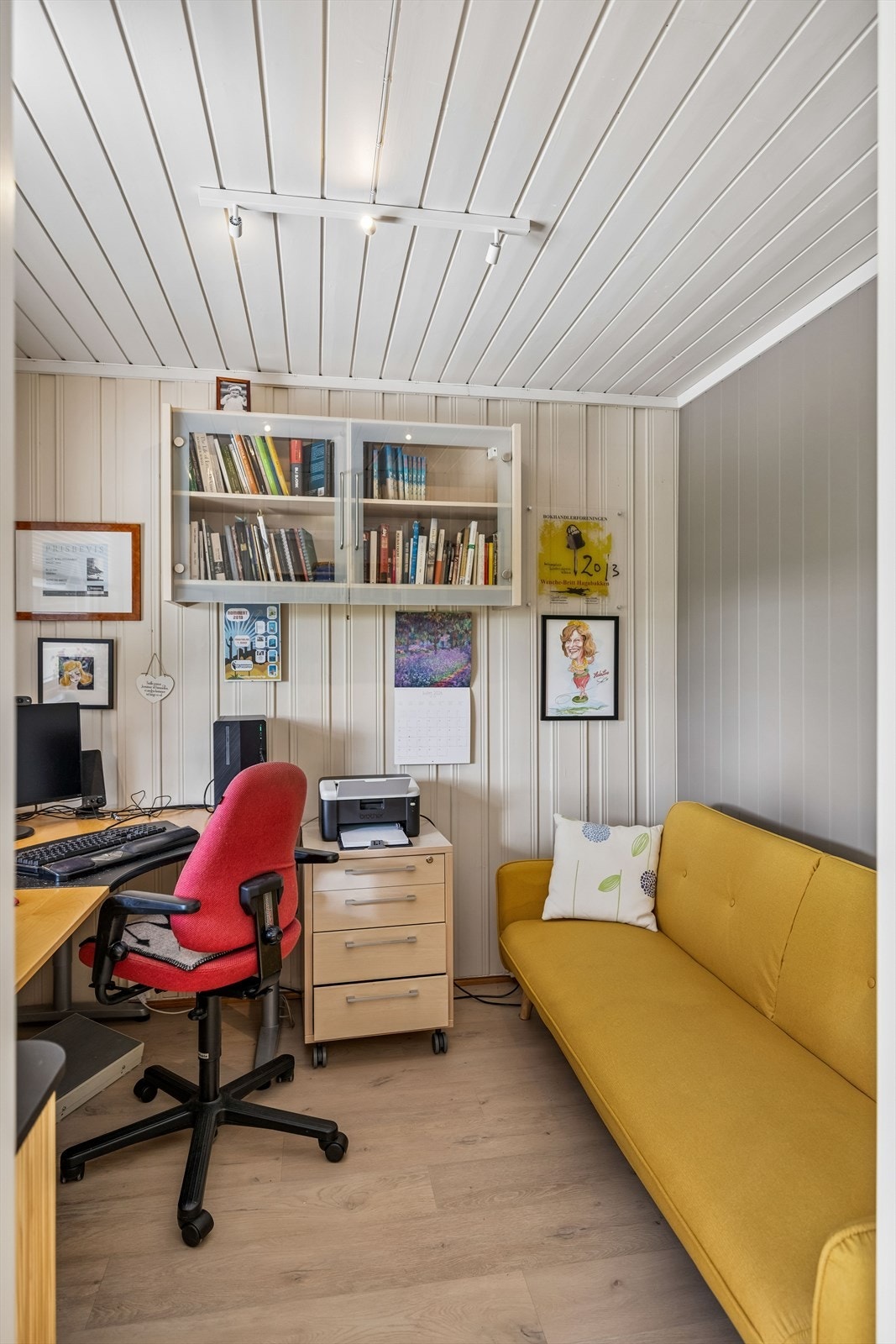 Praktisk kontor i sokkeletasjen, ideelt for hjemmearbeid. Galleribilde