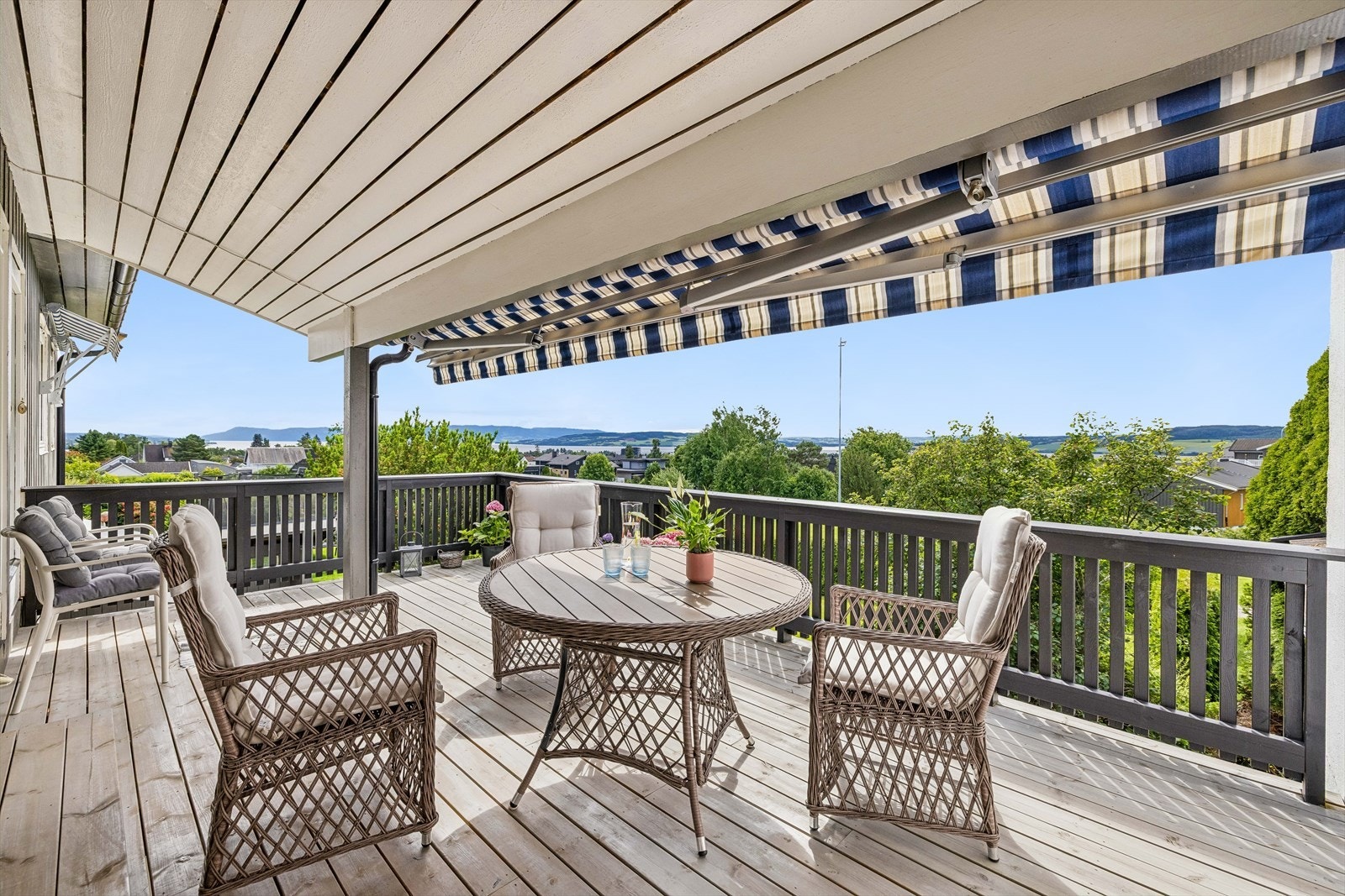 Vestvendt terrasse på 19 m² med god plass til sittegruppe og utsikt over nærområdet og Mjøsa. Galleribilde