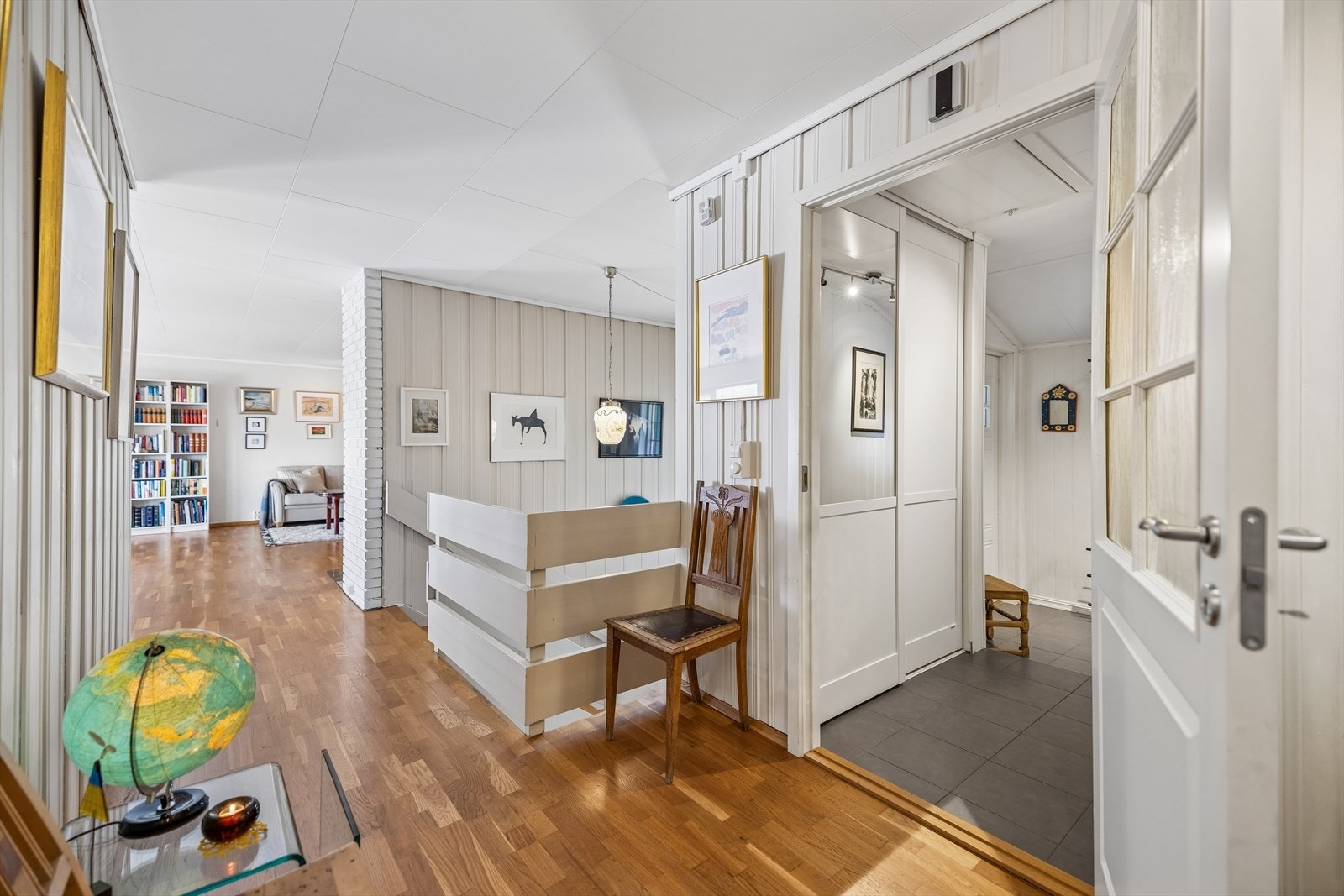 Fra gangen er det tilgang til stue, kjøkken og bad. Gjennomgående parkett på gulv og skyvedørsgarderobe. Galleribilde