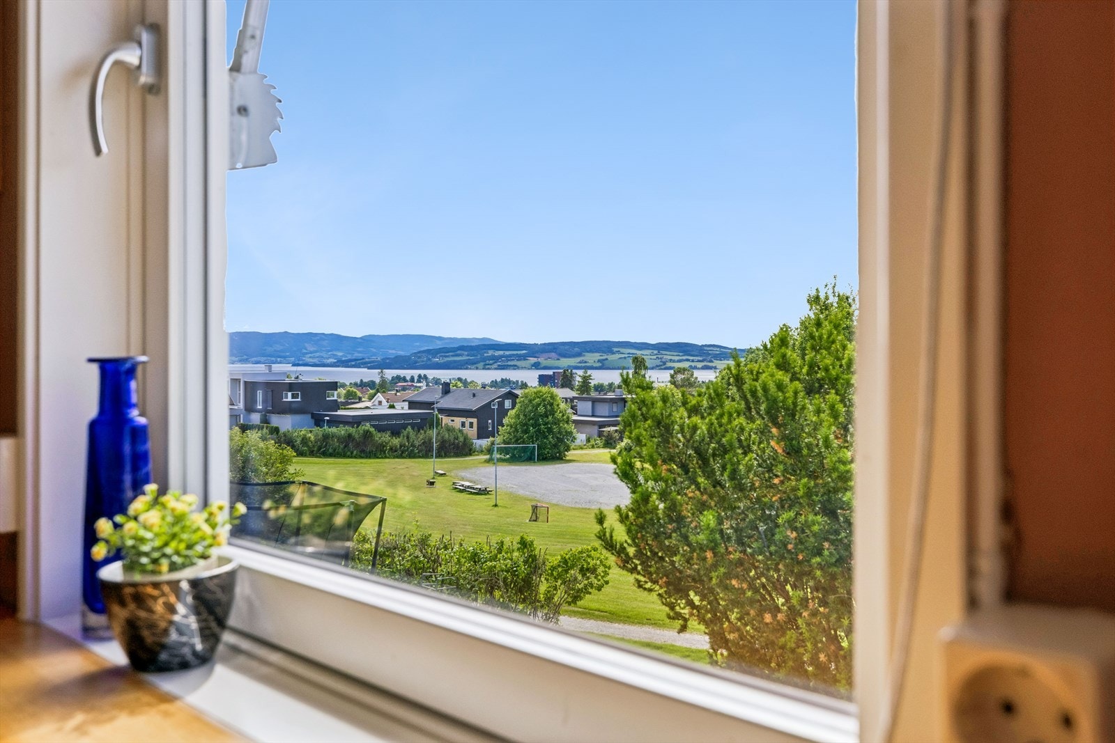 Fra kjøkkenvinduet ser man ut over nærområdet, Mjøsa og Sirius ball-løkke, kun 300 meter unna. Galleribilde
