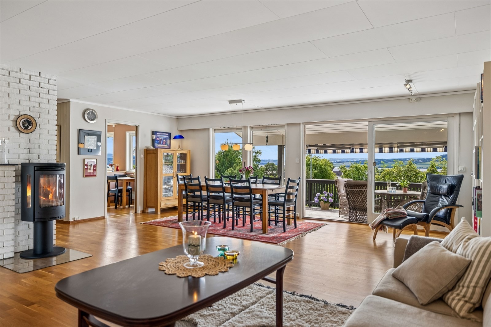 Romslig stue med plass til både sofagruppe og spisestue. Fra stuen er det utgang til terrasse via skyvedør. Galleribilde