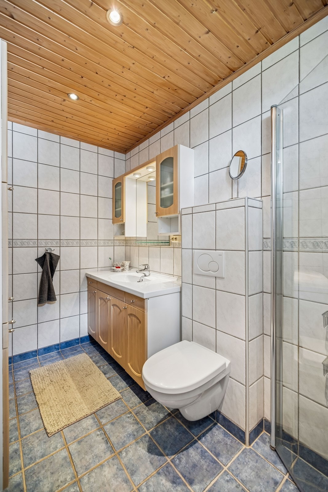 Badet har elektriske varmekabler, vegghengt toalett og dusjhjørne. Galleribilde