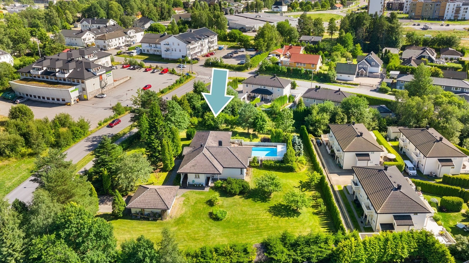 Romslig og eiet tomt på hele 3521,5 kvm. Tomten pent opparbeidet med plen, diverse beplantning og har en romslig gårdsplass. Eiendommen har en stor og solrik hage med gode utendørsarealer. Her er det god boltreplass for store og små! Galleribilde
