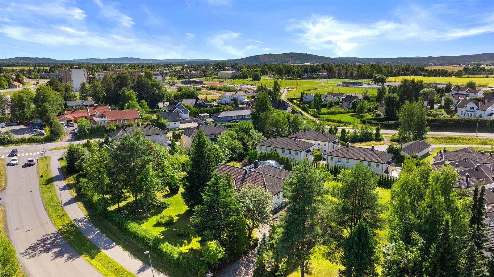 Eiendommen ligger i et etablert og barnevennlig boligområde med kort vei til skole, barnehage og fritidstilbud. Galleribilde