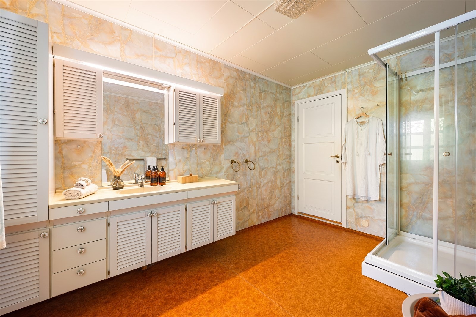 Badet er utstyrt med dusjkabinett og heldekkende servant. Galleribilde