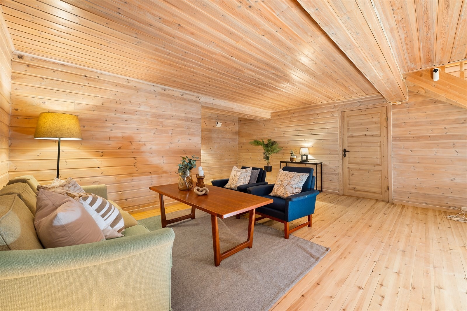 Kjellerstuen er kledd med panel på vegger og har tregulv. Galleribilde