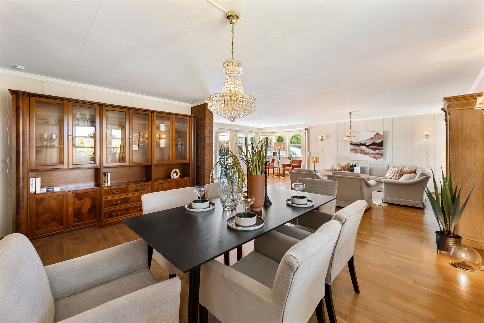 Her er det god plass til å samle venner og familie til hyggelige måltider rundt bordet. Galleribilde