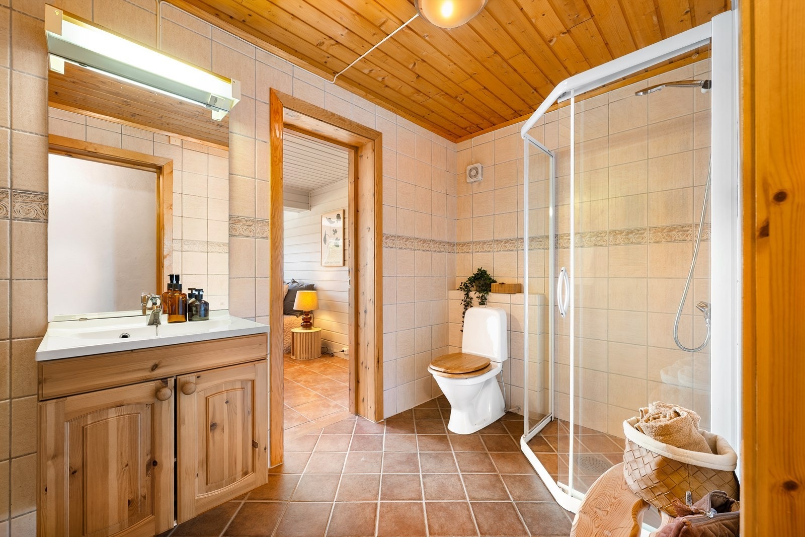 Utstyrt med dusjhjørne med innsvingbar glassdør. Galleribilde