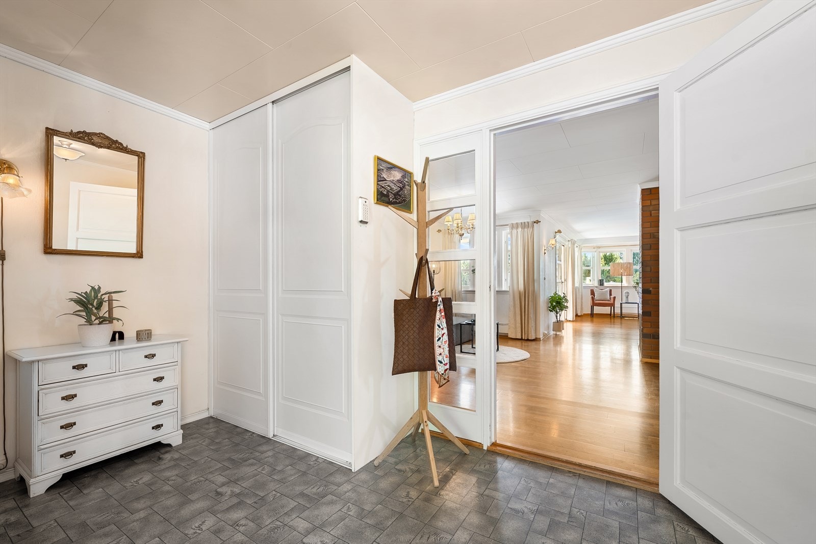 Romslig entré med god plass til garderobeløsning. Galleribilde