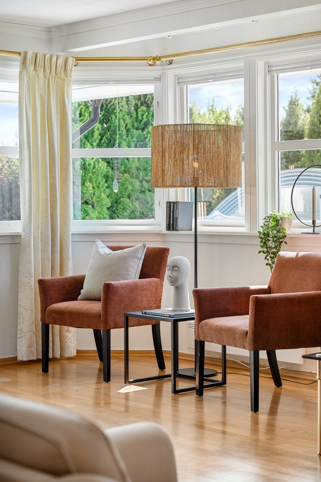Store vindusflater som bidrar til rikelig med naturlig lys. Fra vinduene har man utsikt mot hagen. Galleribilde