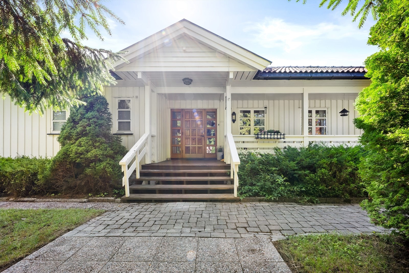 Overbygd inngangsparti med terrasse på ca. 14 m². Galleribilde