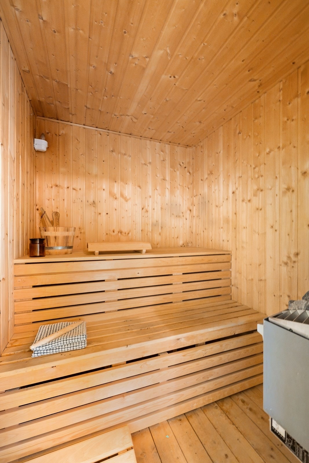 Fra badet er det direkte inngang til egen badstue, bygget i 2000. Galleribilde