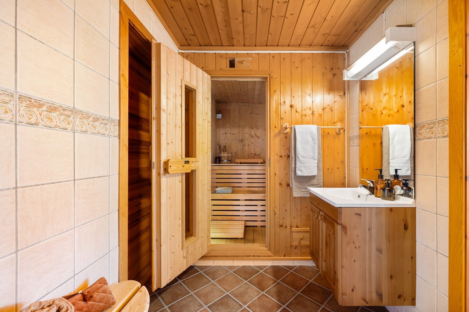 Badet i underetasjen har flislagt gulv med varmekabler. Galleribilde