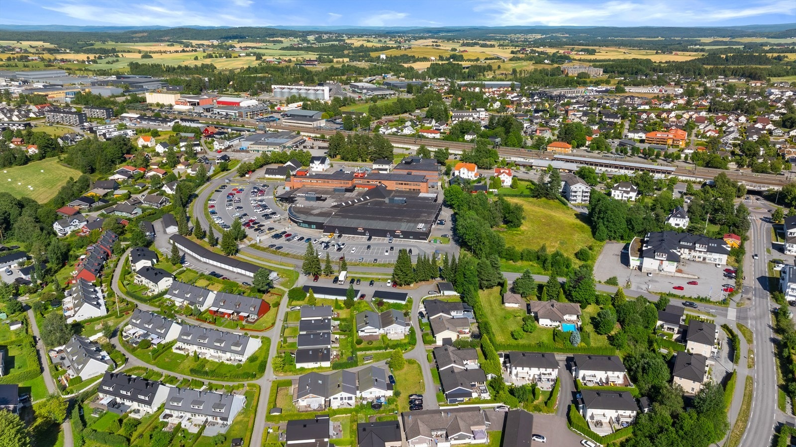 Romerikssenteret med et godt utvalg av butikker, Meny dagligvare og øvrige servicetilbud ligger kun få minutters gangavstand fra boligen. Her bor man sentralt og praktisk til, med kort vei til de fleste servicefasiliteter og daglige gjøremål. Galleribilde