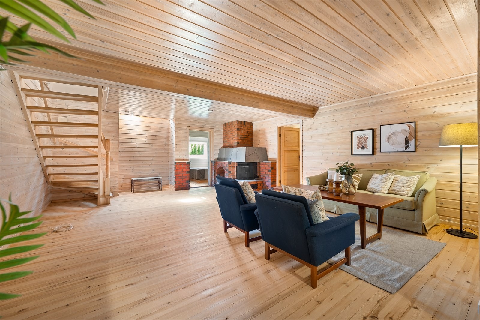 Trapp opp til første etasje fra kjellerstuen. Galleribilde