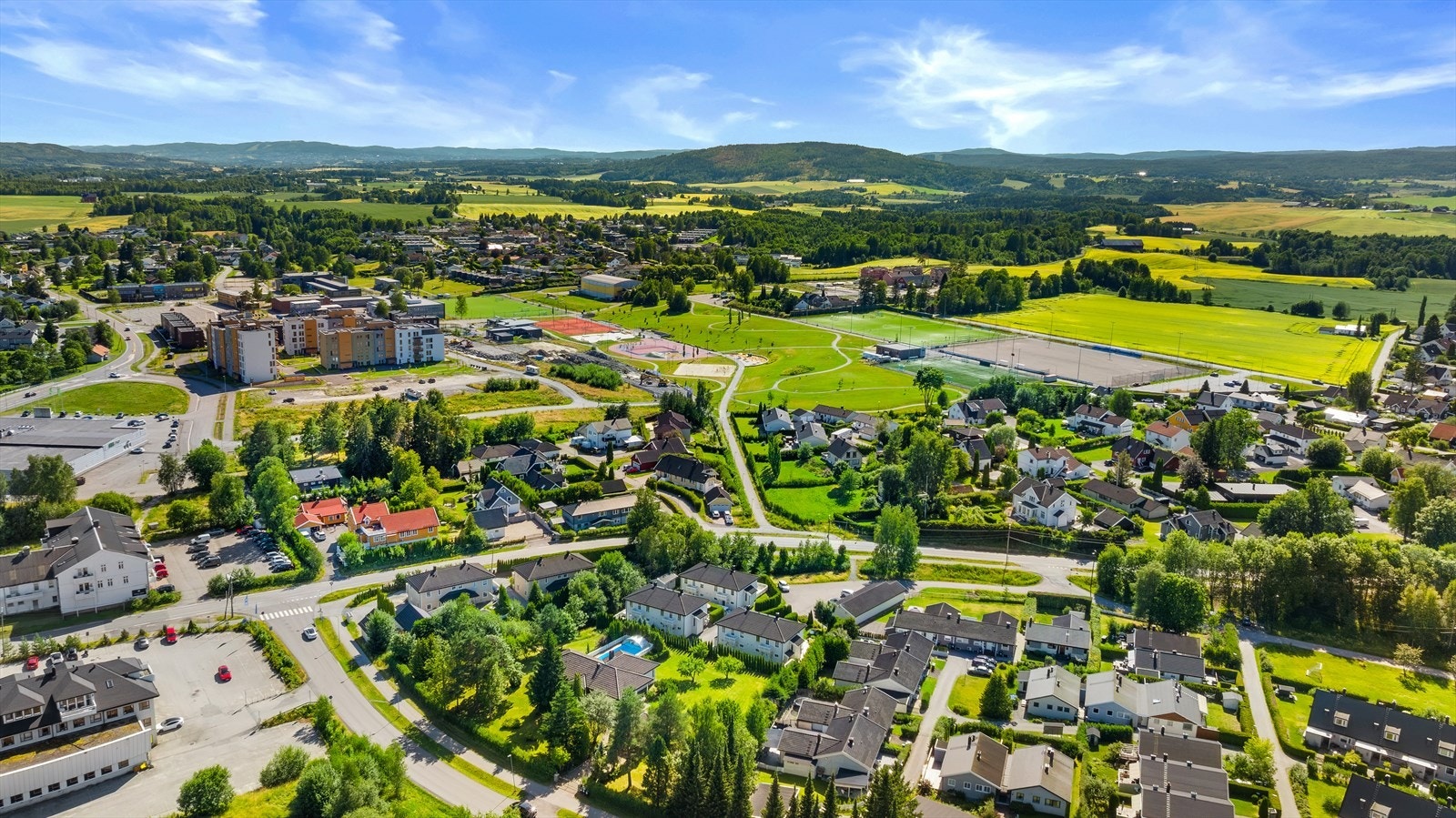 Fra eiendommen er det kort gangavstand til Kløfta Idretts- og aktivitetspark, et populært samlingspunkt med flotte fasiliteter for både store og små. Galleribilde
