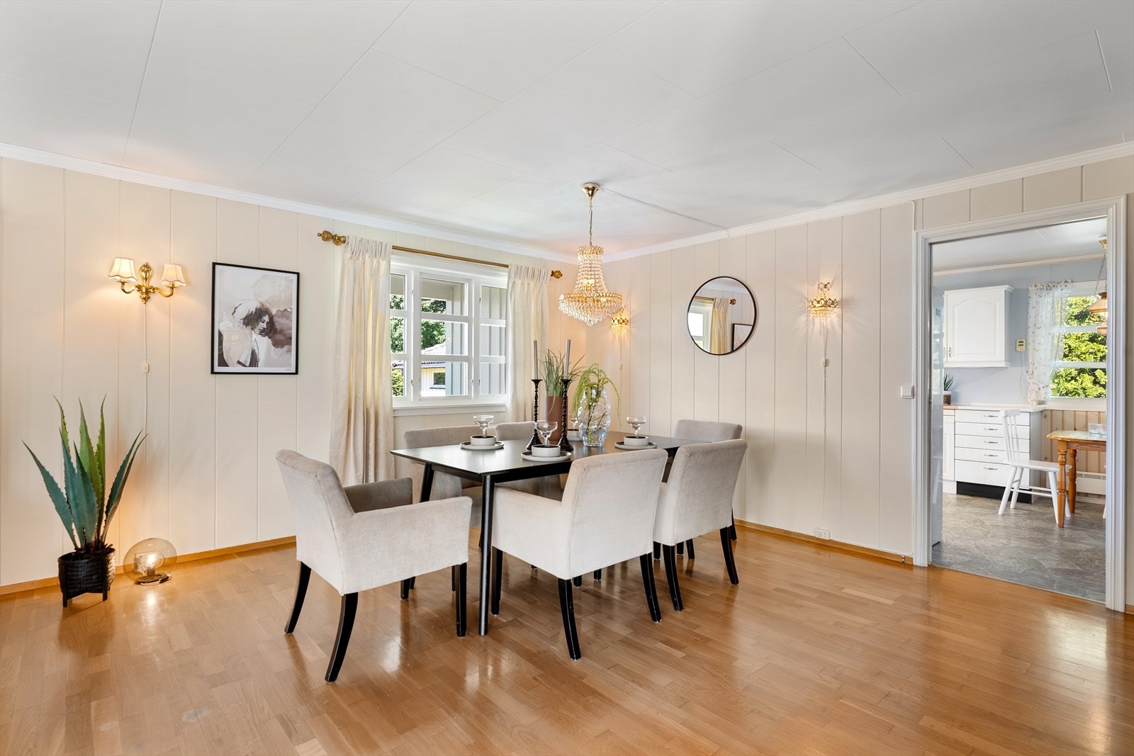 Fra spisestuen er det kort vei til kjøkkenet, en praktisk løsning for både hverdagsmåltider og selskapelige sammenkomster. Galleribilde