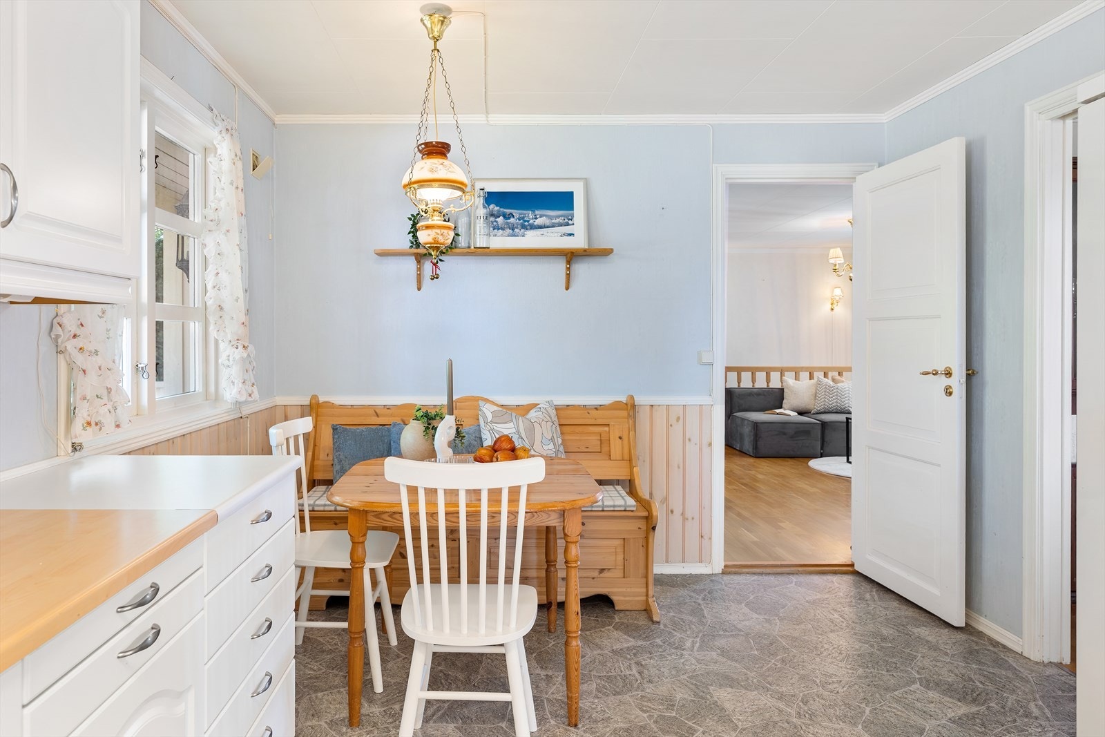 Kjøkkenet er utstyrt med kjøkkenventilator med avtrekk ut. Galleribilde