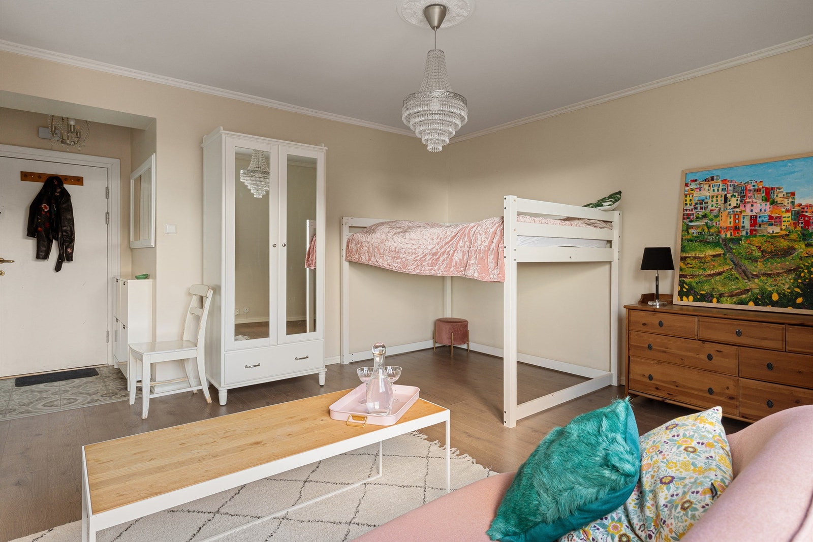 Leiligheten er tilknyttet felles varmtvann og varmes opp via varme til radiatorer. God plass i stuen til seng. Galleribilde