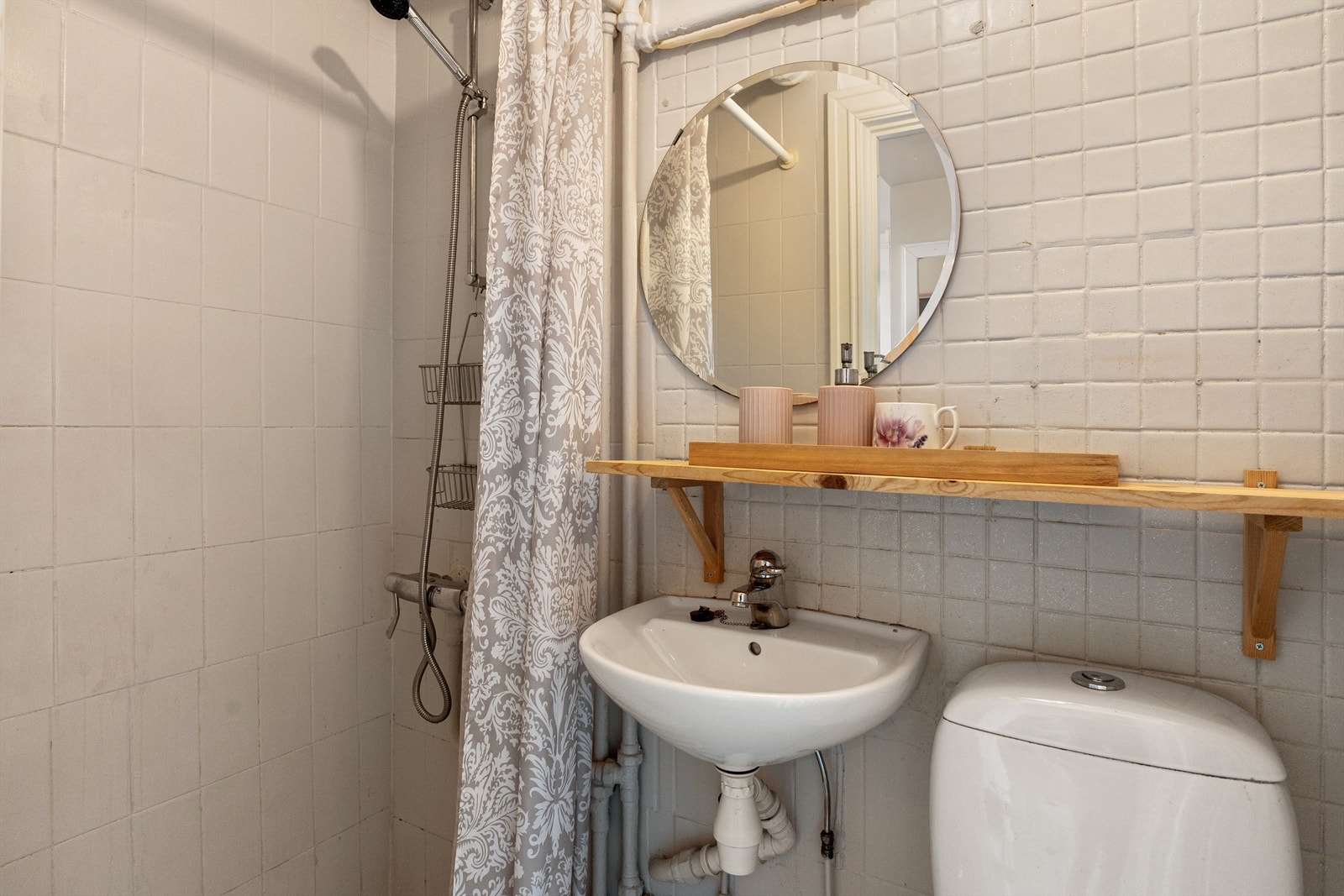 Badet har flislagt gulv samt flislagte og malte vegger. Galleribilde