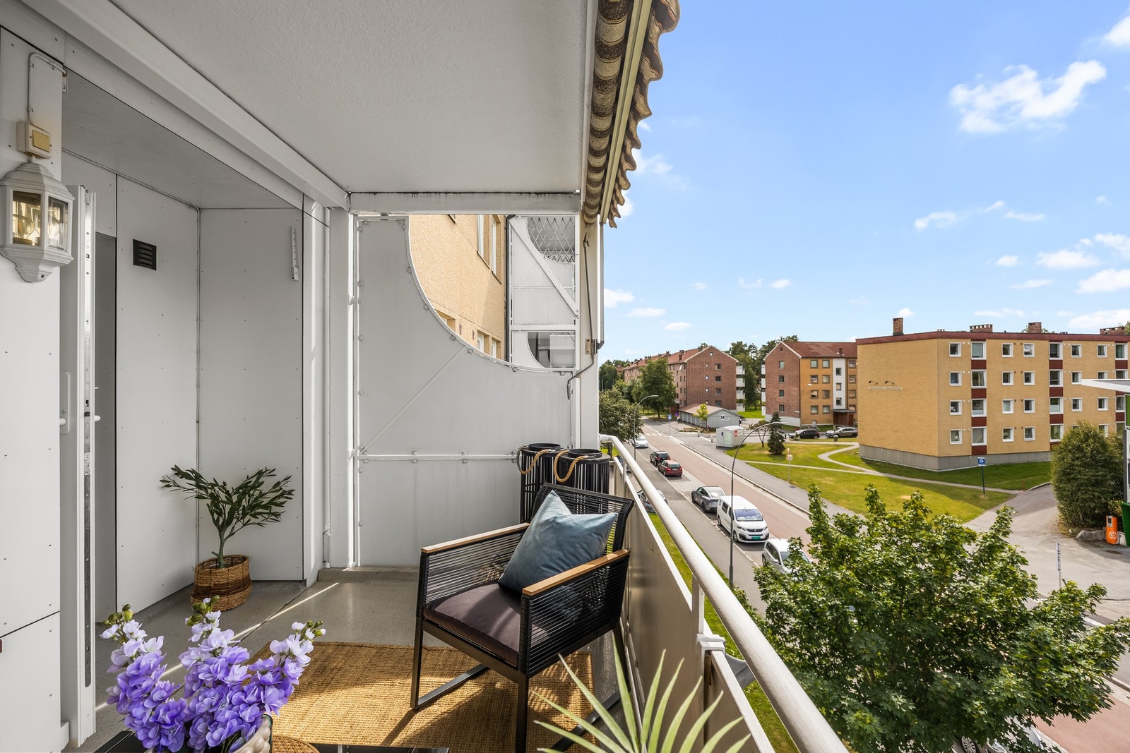 Fra stuen er det utgang til en vestvendt balkong på ca. 8 kvm med gode solforhold fra ettermiddag til kveld. Galleribilde