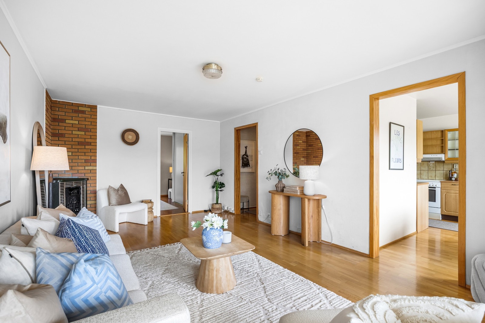 I hjørnet av rommet er det vedkamin for ekstra hygge. Galleribilde