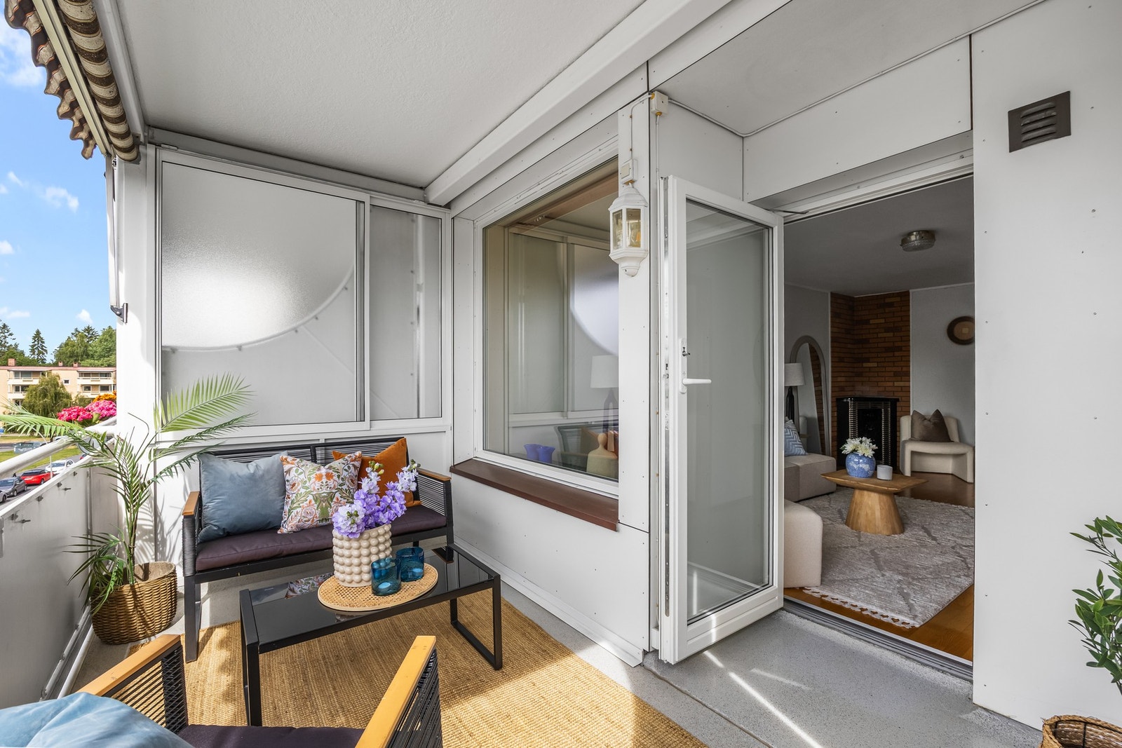 Det er god plass til komfortable møbler, slik at sommeren kan nytes i fulle drag. Galleribilde