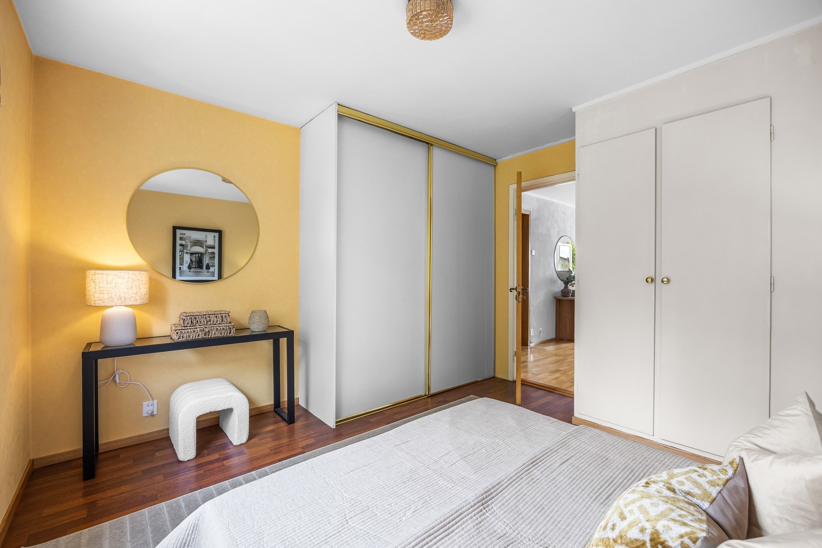 Hovedsoverommet har god plass til dobbeltseng, samt plassbygde garderobeskap og skyvedørsgarderobe. Galleribilde