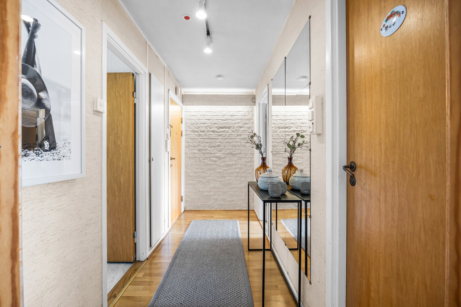 Velkommen inn i en lys og gjennomgående leilighet med god planløsning og stort potensial! Galleribilde