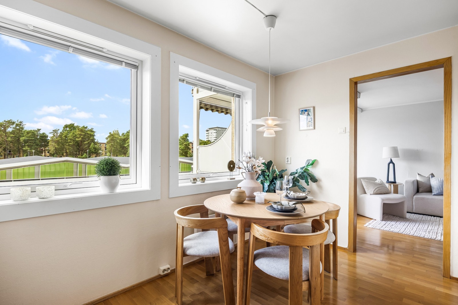 Det er god plass til et hyggelig spisebord ved kjøkkenvinduene. Galleribilde