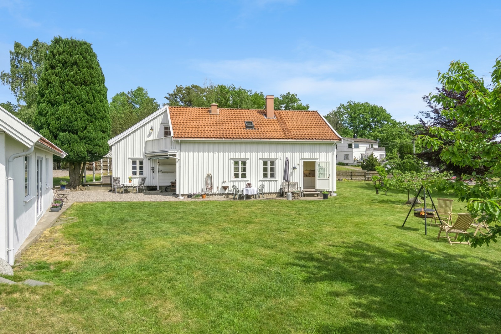 Stor opparbeidet gressplen rundt våningshuset som byr opp til lek og moro Galleribilde