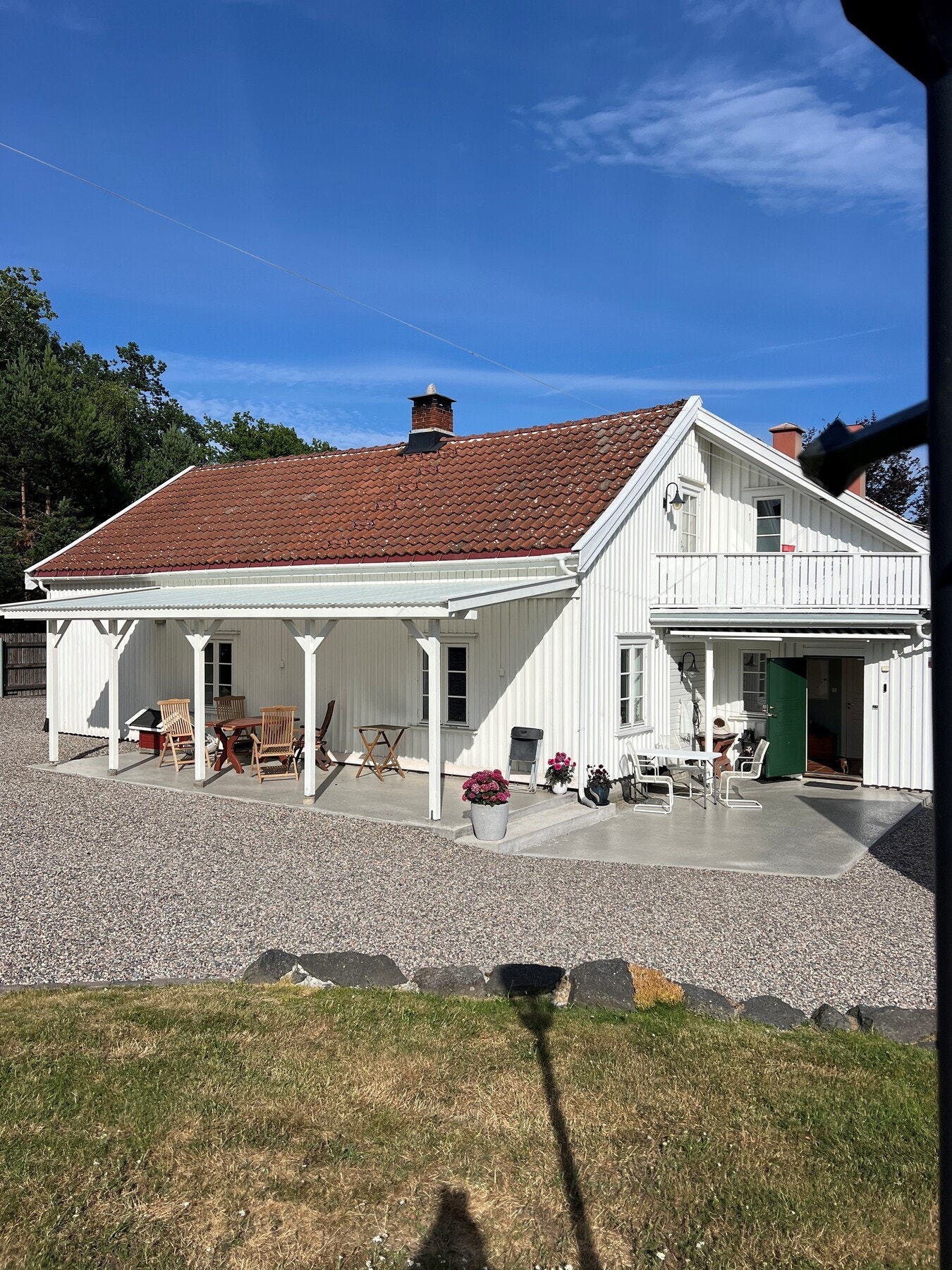 Solrikt inngangsparti fine uteplasser ved våningshuset Galleribilde