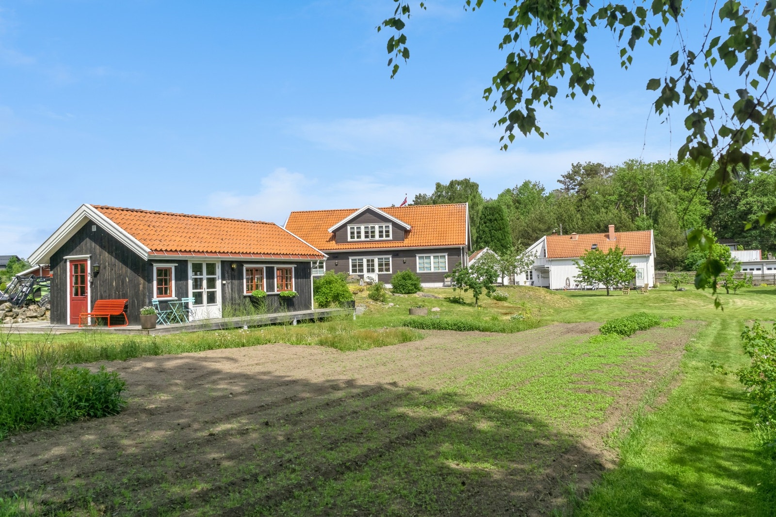 Det er flere bygninger til eget bruk på tunet, i tillegg til låven med staller, våningshuset og leilighetsbygget Galleribilde