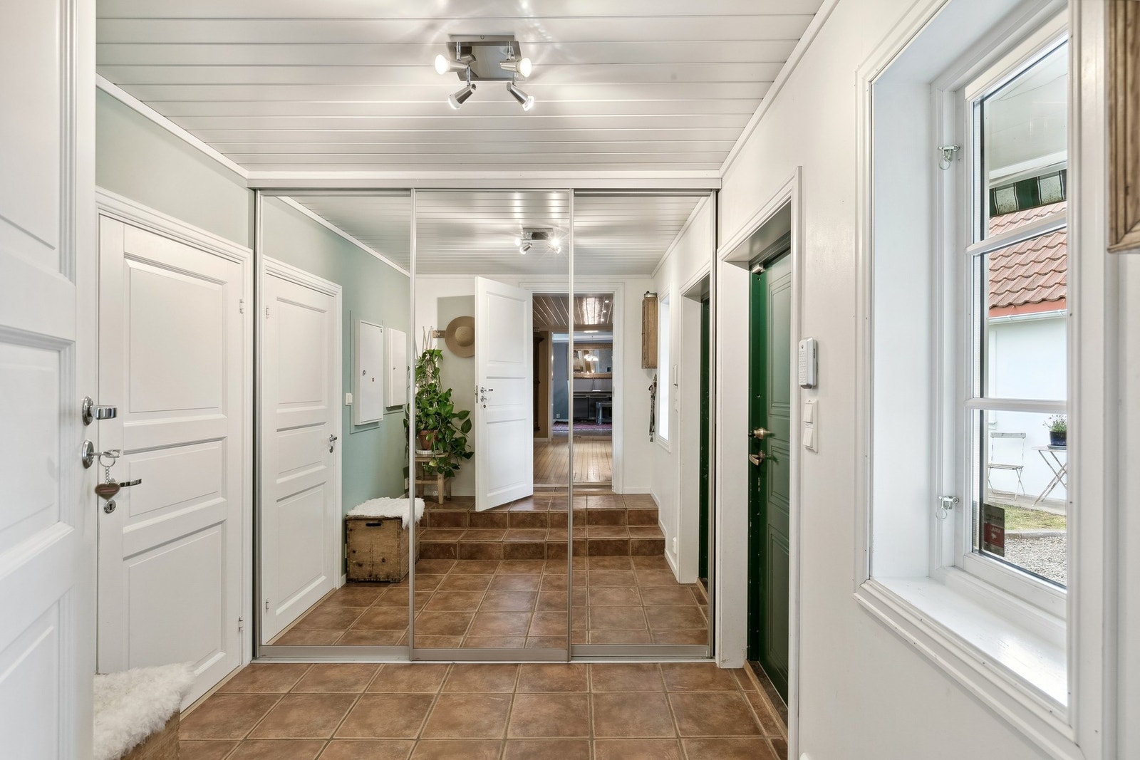 Stor entré i våningshuset, med skyvedørsgarderobe med speil. Herfra deler veien seg videre til hhv. hoveddelen og sidefløyen med leilighet Galleribilde