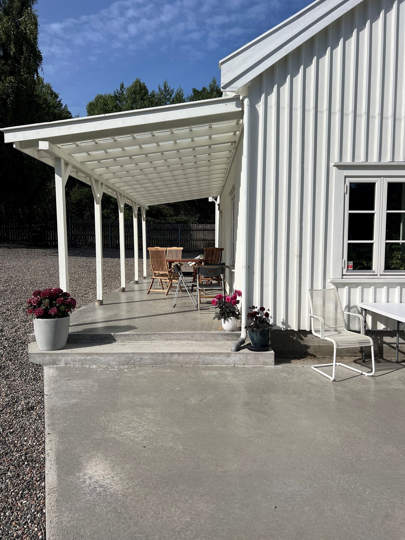 Utenfor våningshuset er det en nystøpt terrasse fra 2025. Galleribilde
