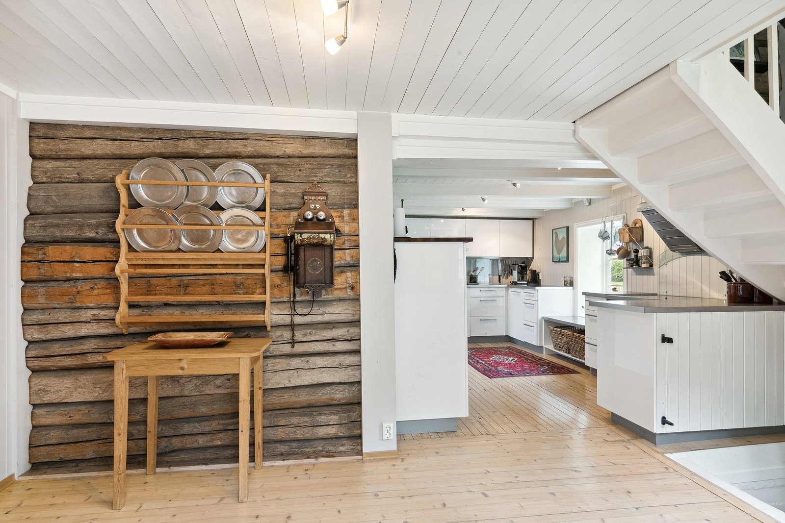 Den eldre stammen av huset kommer til uttrykk gjennom de ivaretatte tømmerveggene innvendig Galleribilde
