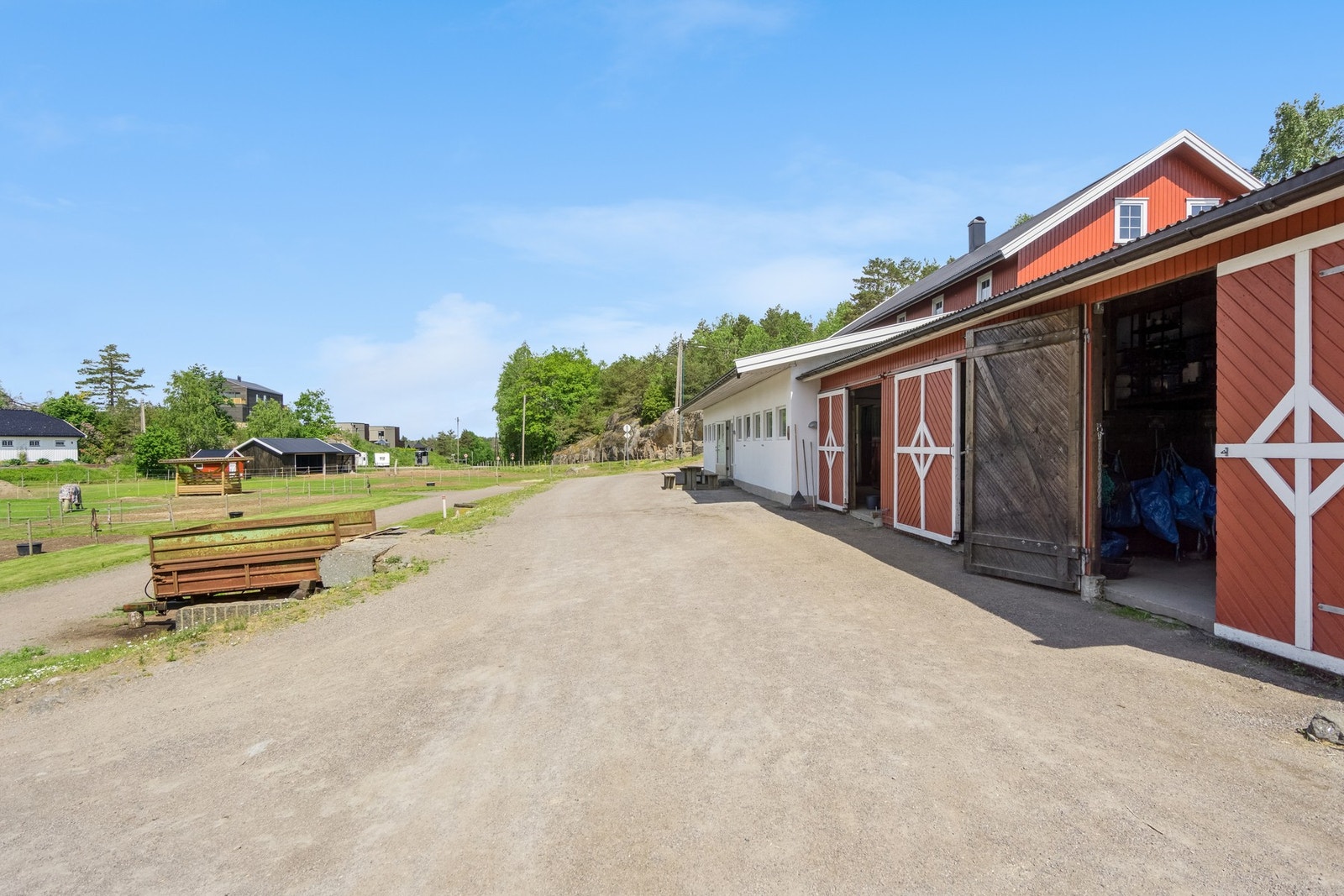 Stallen ble tilbygget til låven i perioden 2008-2011 og inneholder bl.a. 8 hestebokser. Det er også flere utebokser ved paddocker. Galleribilde