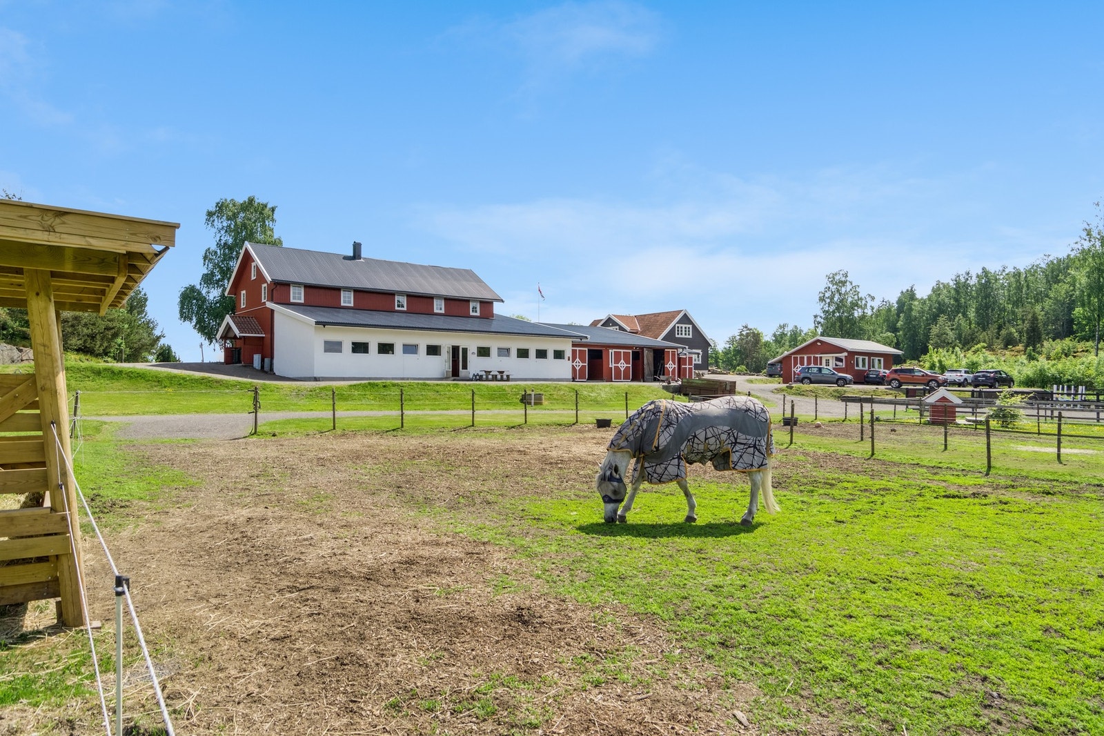 Luftegårder er etablert med inngjerding. Det er to nyere utegangsstaller fra 2022 og 2023. Galleribilde