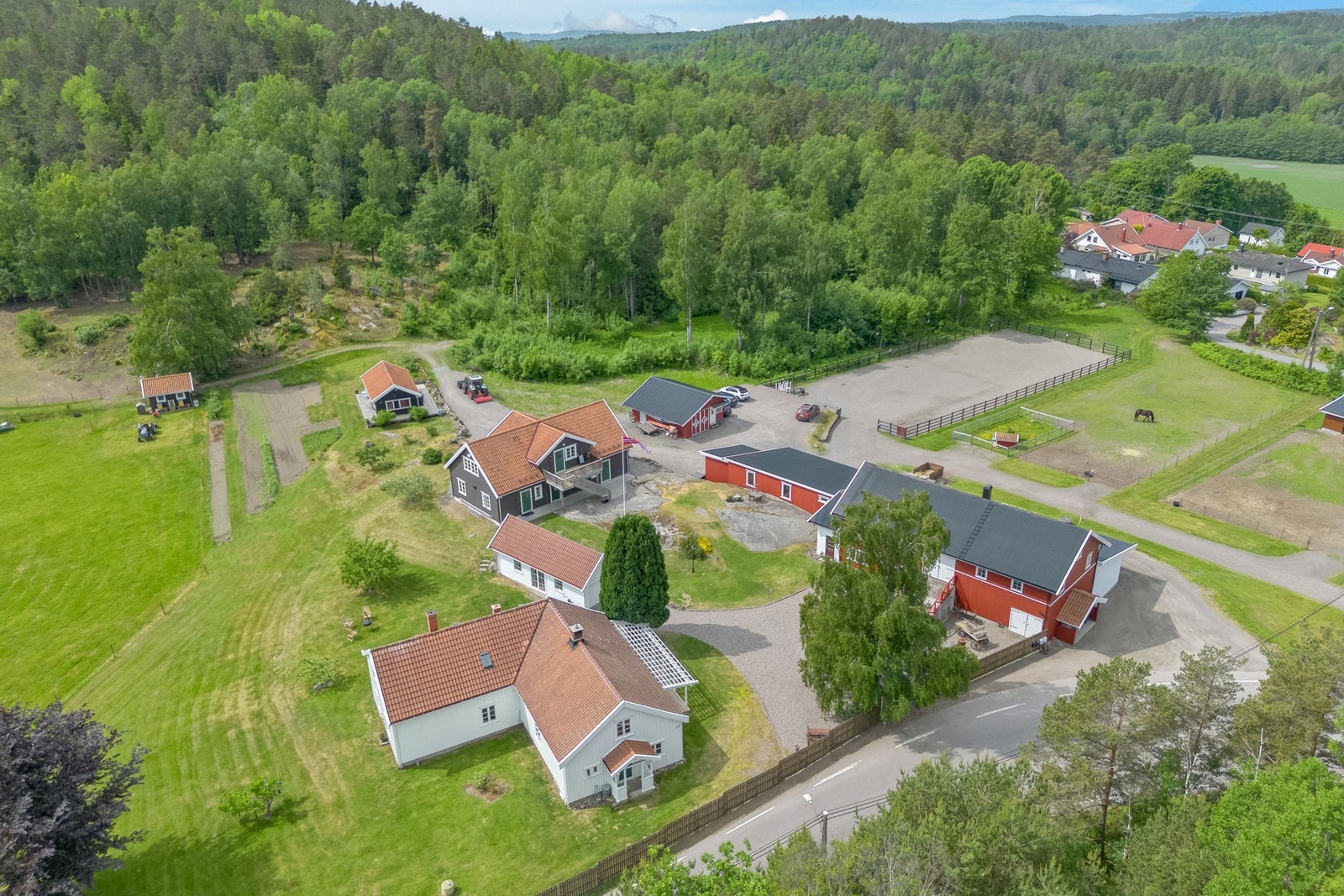 Vakker gård med et flott hovedhus m/sidefløy, leilighetsbygg m/4 leil., hesteanlegg med staller, ridebane mm. Galleribilde