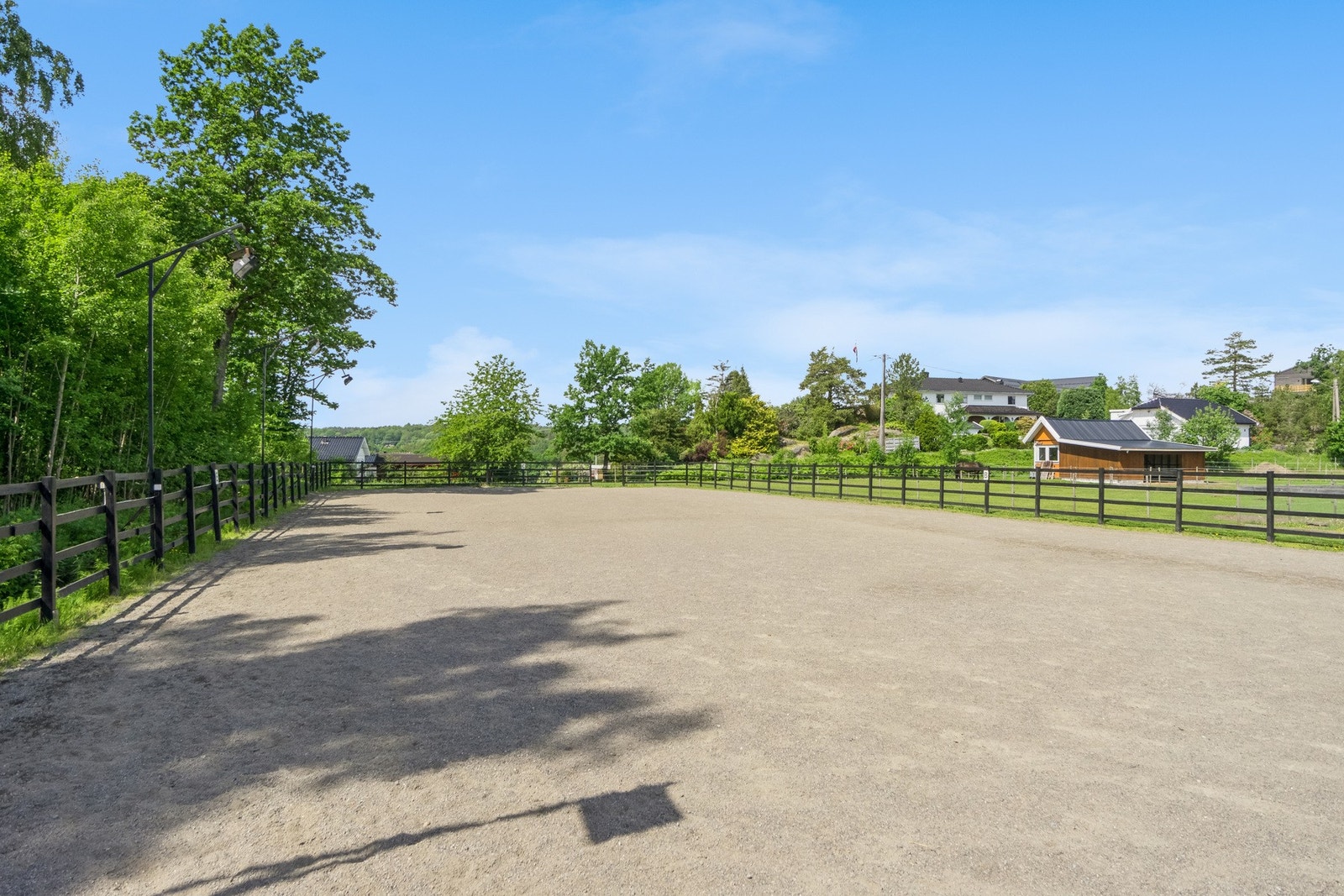 Det er opparbeidet ridebane med flere forskjellige lag grus. Området er inngjerdet og det er montert lyskastere langs siden mot syd. Galleribilde