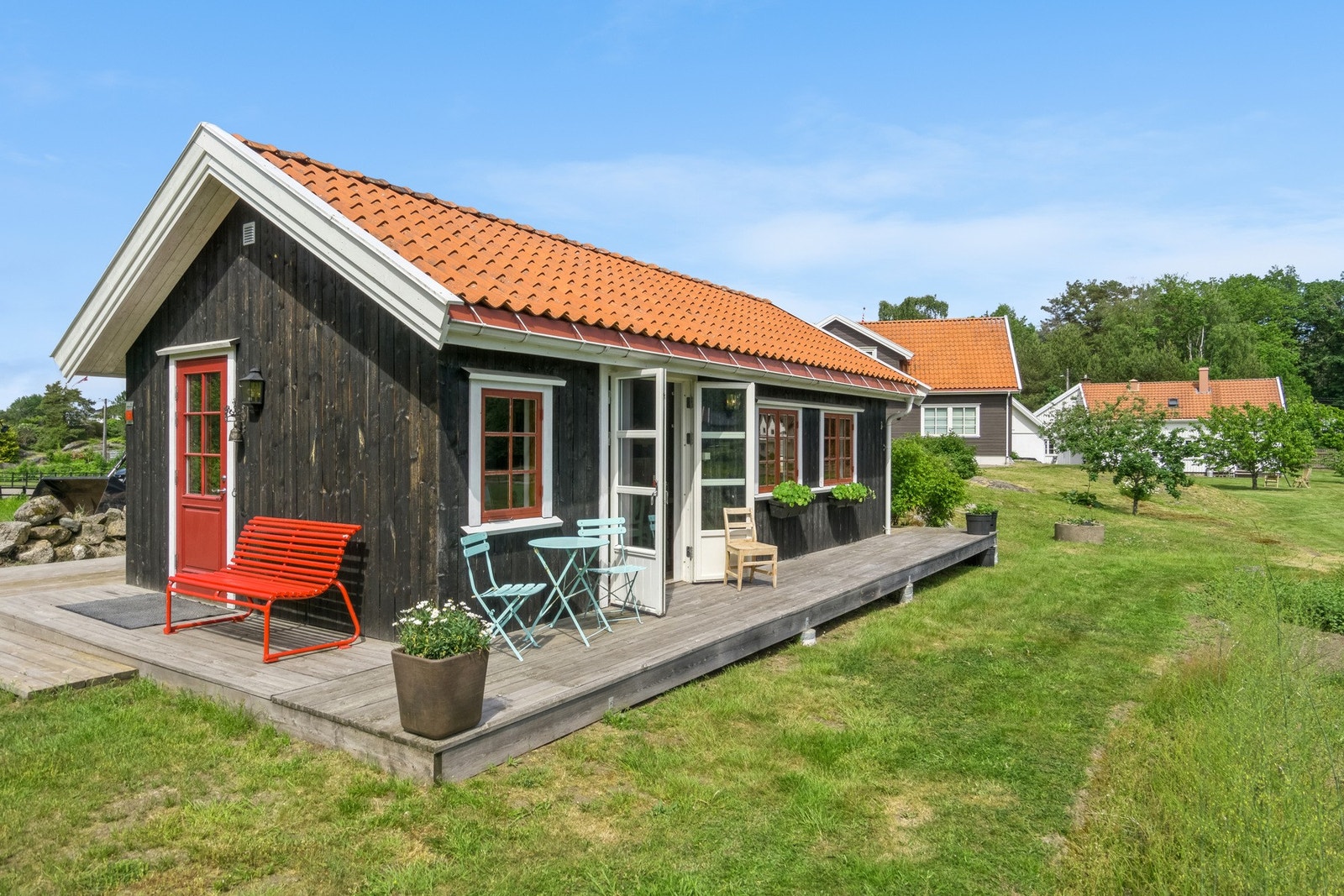 "Finnbua" er et hyggelig bygg på tunet som benyttes som sommerstue, anneks eller sammenkomster Galleribilde